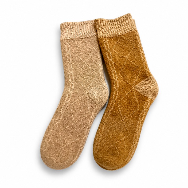Diamond Chain Pattern Socks by ANV Socks — Cotton blend. Women's mid-crew socks with subtle diamond chain jacquard pattern in beige and olive tones. Refined design suitable for commute wear, department stores, and fashion retail.
